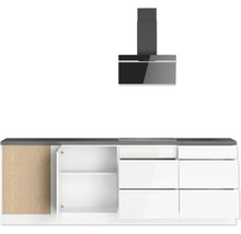 Küchenzeile mit Unterschränken, Arbeitsplatte und Dunstabzugshaube