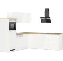 Moderne Küche mit weißen Schränken, Holzarbeitsplatte, Backofen und Dunstabzugshaube