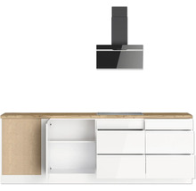 Küchenzeile mit Dunstabzugshaube