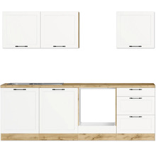 Küchenzeile mit Hängeschränken und Unterschränken