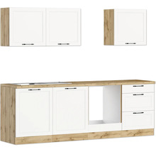 Küchenzeile mit weißen Schrankfronten und Arbeitsplatte in Holzoptik