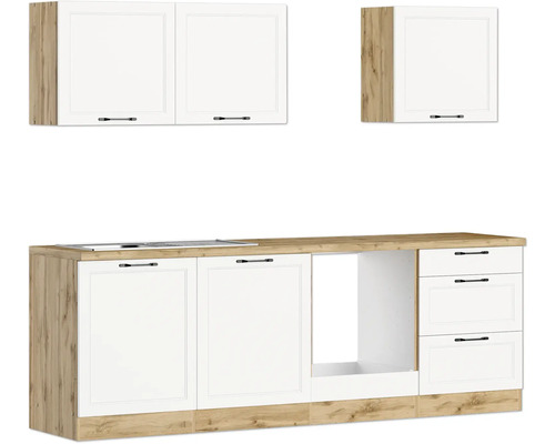 Küchenzeile mit weißen Schrankfronten und Arbeitsplatte in Holzoptik