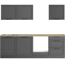 Küchenzeile mit Hängeschränken und Unterschränken