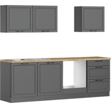 Küchenzeile mit Unterschränken, Schubladen und Hängeschränken unter einer Holzarbeitsplatte