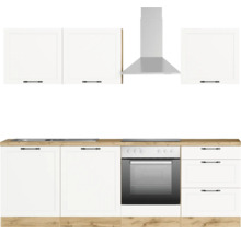 Küchenzeile mit weißen Schränken, Dunstabzugshaube und Holzarbeitsplatte