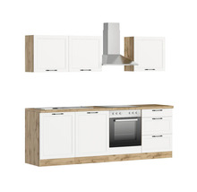 Küchenzeile mit Hängeschränken, Dunstabzugshaube und Einbauherd