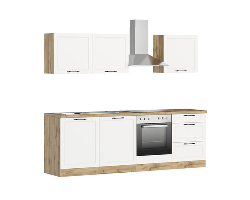 Küchenzeile mit Hängeschränken, Dunstabzugshaube und Einbauherd