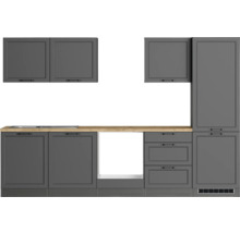 Küchenzeile mit Ober- und Unterschränken und Arbeitsplatte