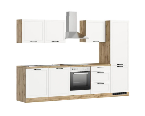 Komplette Küche mit Hängeschränken, Dunstabzugshaube, Spüle, Herd und Backofen.