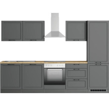 Küchenzeile mit Hängeschränken, Dunstabzugshaube, Herd und Spüle
