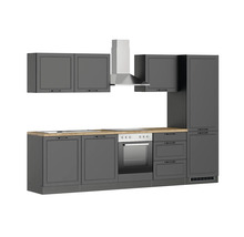 Küchenzeile mit Hängeschränken, Dunstabzugshaube, Herd und Spüle