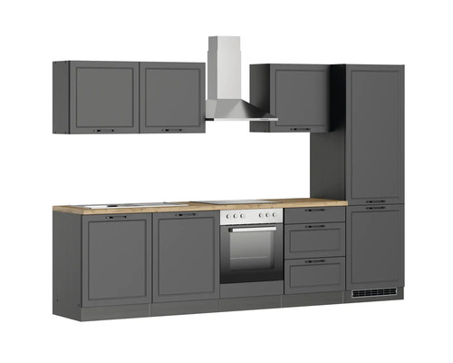 Küchenzeile mit Hängeschränken, Dunstabzugshaube, Herd und Spüle