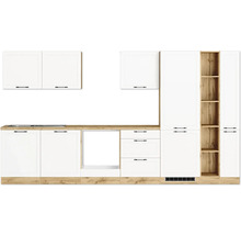 Küchenzeile mit weißen Schränken, Schubladen und Holzarbeitsplatte