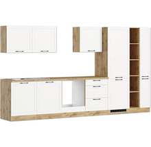 Küchenzeile mit weißen Fronten und Arbeitsplatte in Holzoptik