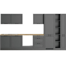 Küchenzeile mit Schränken, Schubladen und Regalen