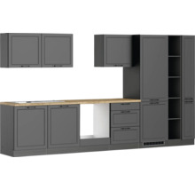 Graue Küchenzeile mit Hängeschränken und Holzarbeitsplatte