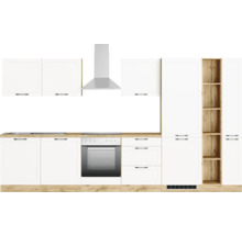 Komplette Küche mit weißen Fronten, Arbeitsplatte in Holzoptik und Dunstabzugshaube