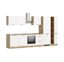 Küchenzeile mit Hängeschränken, Dunstabzugshaube, Herd und Einbaubackofen