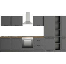 Graue Küchenzeile mit Hängeschränken, Dunstabzugshaube und Einbauherd