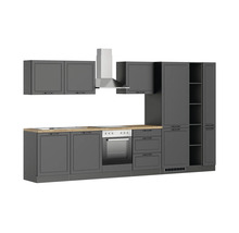 Graue Küchenzeile mit Dunstabzugshaube, Arbeitsplatte und Schränken.