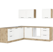 Küchenzeile mit Spüle und Hängeschränken