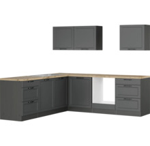 Küchenzeile mit Unterschränken, Arbeitsplatte und Hängeschränken