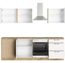 Küchenzeile mit Hängeschränken, Dunstabzugshaube und Einbauherd