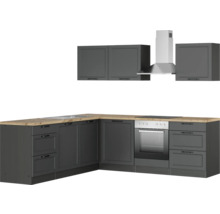 Komplette Küchenzeile mit Unterschränken, Spüle, Herd, Backofen, Dunstabzugshaube und Oberschränken