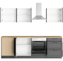 Küchenzeile mit Hängeschränken, Dunstabzugshaube, Backofen und Schubladen