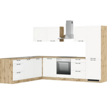 Komplette Küche mit weißen Fronten, Arbeitsplatte in Holzoptik und Dunstabzugshaube