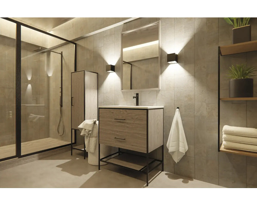 Badezimmer mit Dusche, Waschtisch, Spiegel und Regal