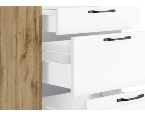 Detailansicht eines Schranks mit offenen Schubladen und schwarzen Griffen