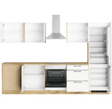 Küchenzeile mit Hängeschränken, Dunstabzugshaube, Herd, Schubladen und Kühlschrank