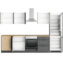 Küchenzeile mit Schränken, Dunstabzugshaube, Herd, Ofen und Kühlschrank