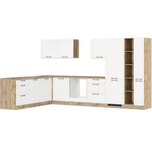 Komplette Küche mit weißen Schränken und Holzelementen