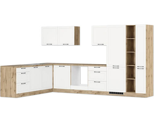 Komplette Küche mit weißen Schränken und Holzelementen