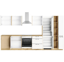 Küchenzeile mit Schränken, Herd, Dunstabzugshaube und Kühlschrank