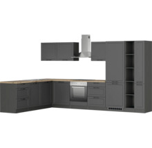 Komplette graue Küche mit Dunstabzugshaube, Spüle, Herd und Backofen.