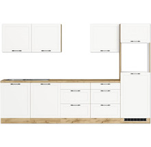 Küchenzeile mit weißen Schränken, Schubladen und Arbeitsplatte in Holzoptik