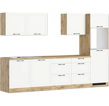 Küchenzeile mit weißen Fronten und Holzarbeitsplatte