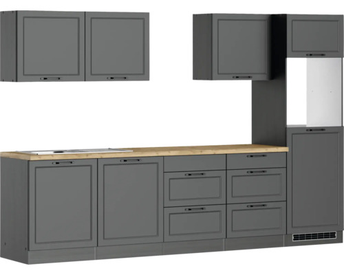 Küchenzeile mit Hängeschränken und Arbeitsplatte aus Holz