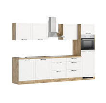 Komplette Küchenzeile mit Ober- und Unterschränken, Dunstabzugshaube und Einbaubackofen.