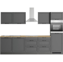 Moderne Küchenzeile mit Schränken, Schubladen, Arbeitsplatte, Dunstabzugshaube und Backofen