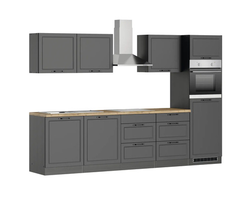 Komplette Küche mit Dunstabzugshaube, Hängeschränken, Einbaubackofen und Arbeitsplatte.