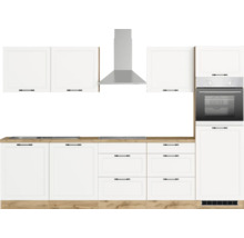 Komplette Küche mit weißen Schränken, Dunstabzugshaube und Backofen