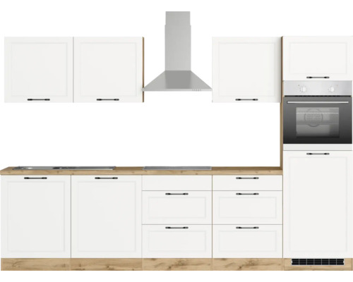 Komplette Küche mit weißen Schränken, Dunstabzugshaube und Backofen