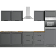 Küchenzeile mit Hängeschränken, Dunstabzugshaube, Arbeitsplatte, Spüle, Kochfeld und Backofen