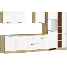 Küchenzeile mit weißen Schränken und hölzernen Arbeitsplatten