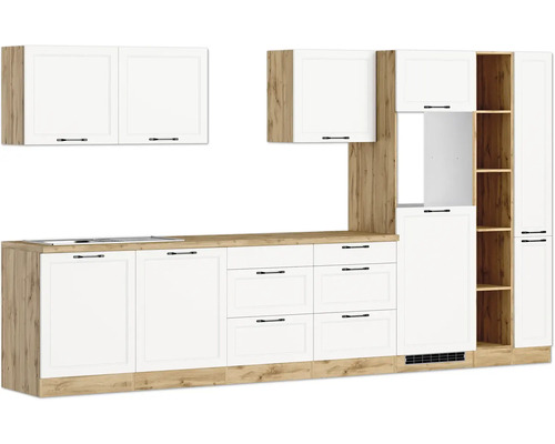 Küchenzeile mit weißen Schränken und hölzernen Arbeitsplatten