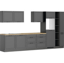 Graue Küchenzeile mit Hängeschränken und Holzspüle